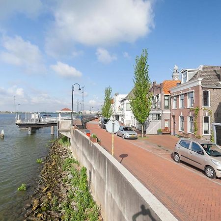 De Kapiteinshut Aan De Rivier Met Xl Ligbad En Sauna Lekkerkerk Exterior foto