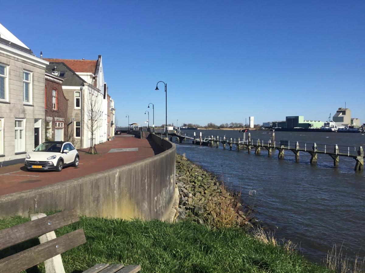 De Kapiteinshut Aan De Rivier Met Xl Ligbad En Sauna Lekkerkerk Exterior foto