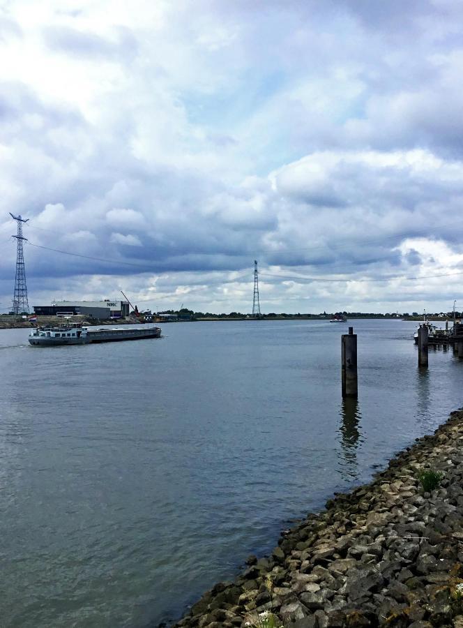 De Kapiteinshut Aan De Rivier Met Xl Ligbad En Sauna Lekkerkerk Exterior foto