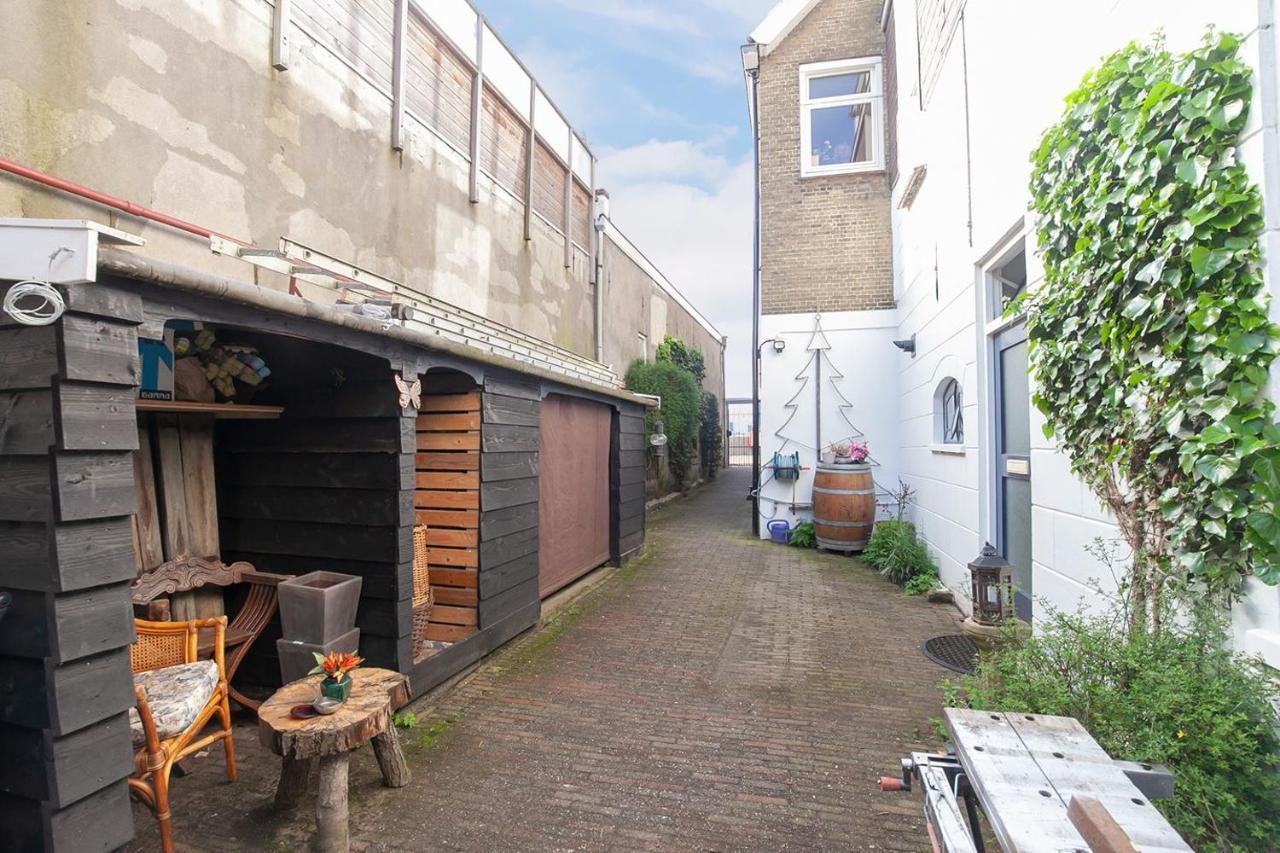 De Kapiteinshut Aan De Rivier Met Xl Ligbad En Sauna Lekkerkerk Exterior foto